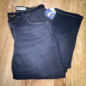 NWT Wrangler Women’s Straight Fit